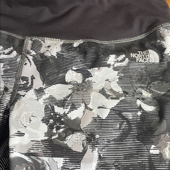 The North Face FlashDry Cropped Leggings L Black Gray Floral Print Activewear - Picture 12 of 12